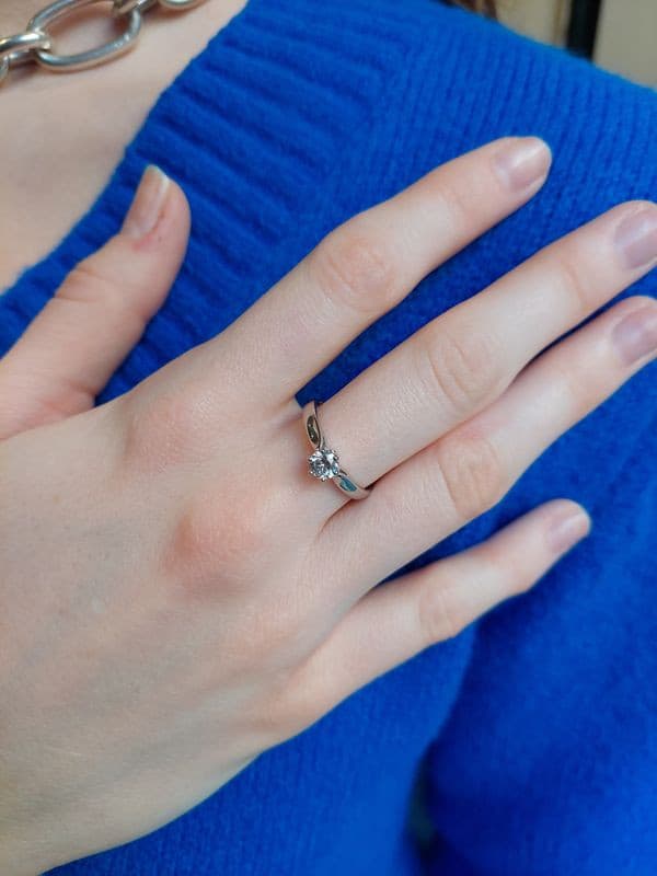 SOLITAIRE MODERNE DIAMANT 0.37 CARAT — vue 2