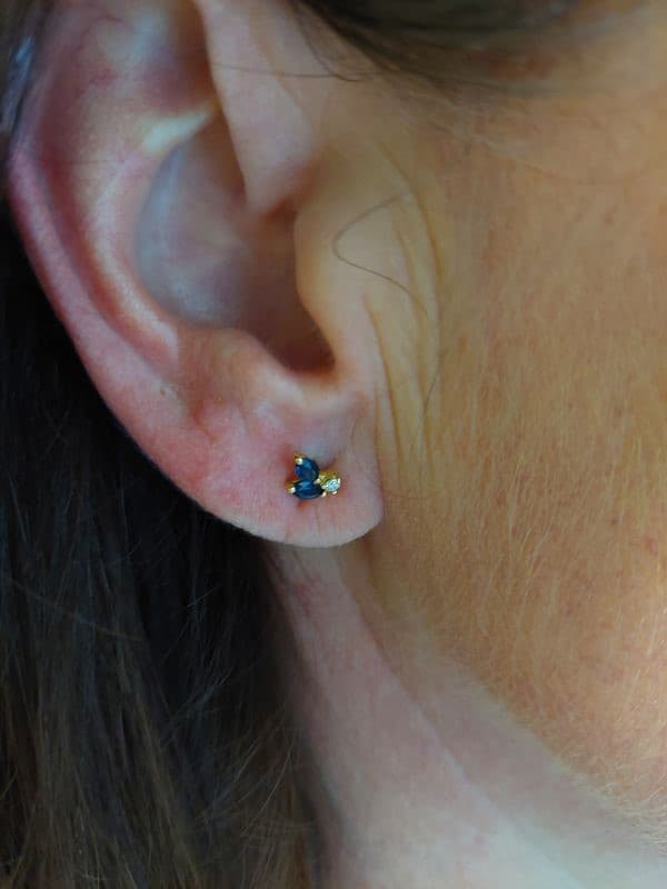 BOUCLES D'OREILLES SAPHIRS ET DIAMANTS — vue 2