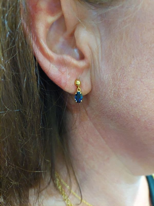 BOUCLES D'OREILLES PENDANTES SAPHIRS — vue 2