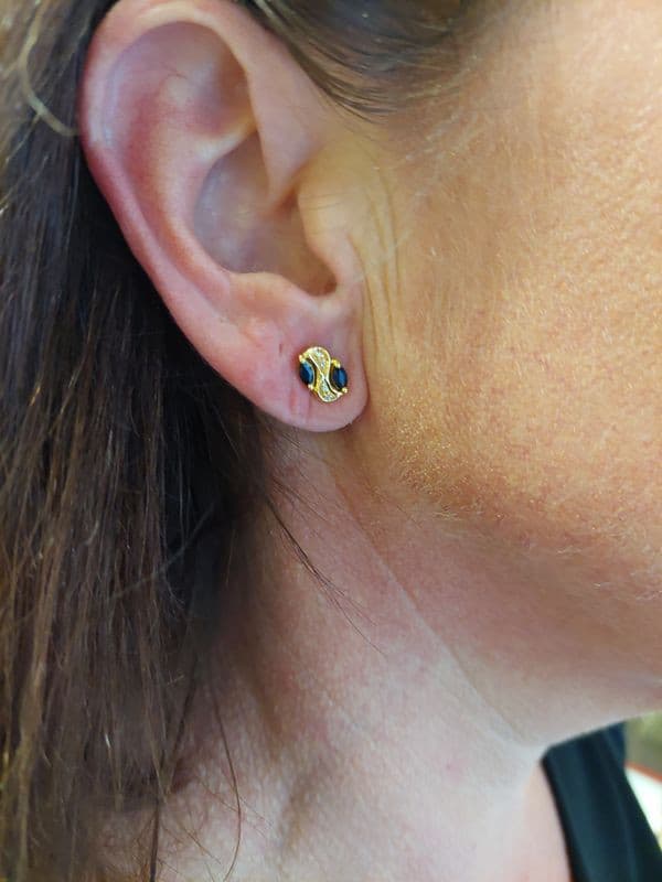 BOUCLES D'OREILLES SAPHIRS ET DIAMANTS — vue 2