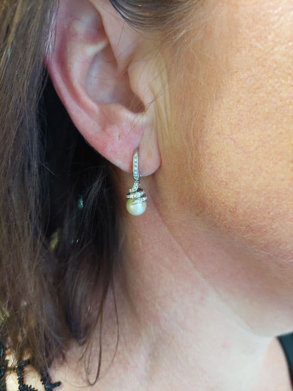 BOUCLES D'OREILLES PENDANTES PERLES ET DIAMANTS — vue 2
