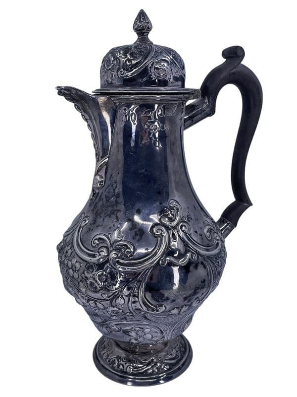 CAFETIÈRE ANCIENNE EN ARGENT — vue 1