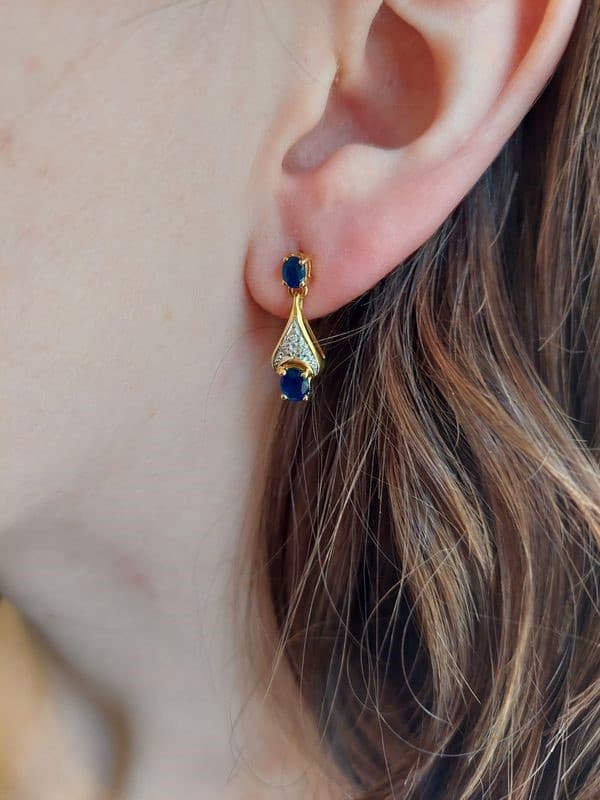 BOUCLES D'OREILLES SAPHIRS ET DIAMANTS — vue 2