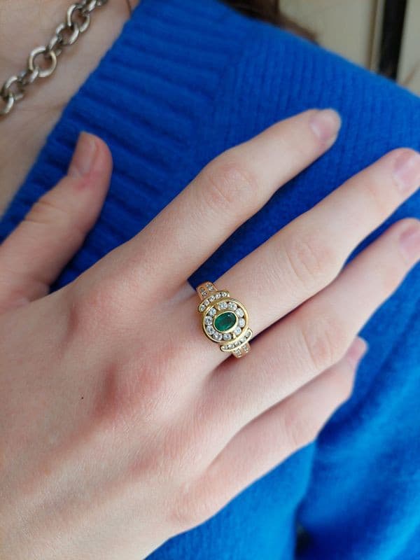 BAGUE MODERNE ÉMERAUDE ET DIAMANTS — vue 2
