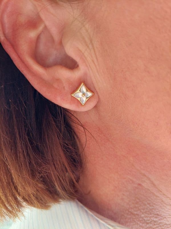 PUCES D'OREILLES LOUIS VUITTON "COLOR BLOSSOM STAR" — vue 2