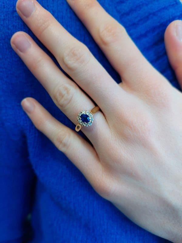 BAGUE MARGUERITE SAPHIR ET DIAMANTS — vue 2