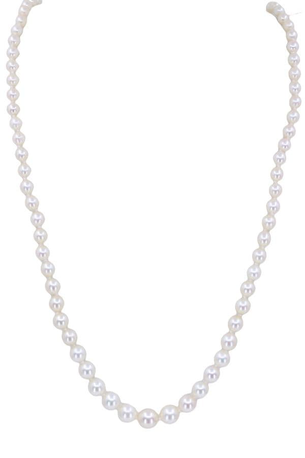 COLLIER DE PERLES EN CHUTE — vue 1