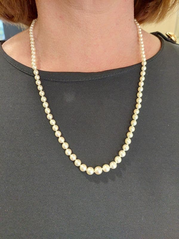 COLLIER DE PERLES EN CHUTE — vue 2