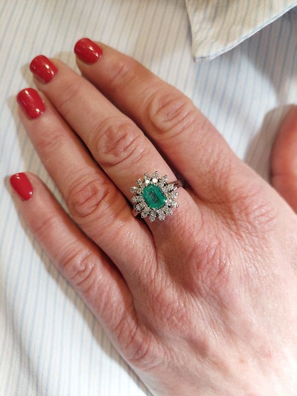 BAGUE POMPADOUR ÉMERAUDE ET DIAMANTS — vue 2