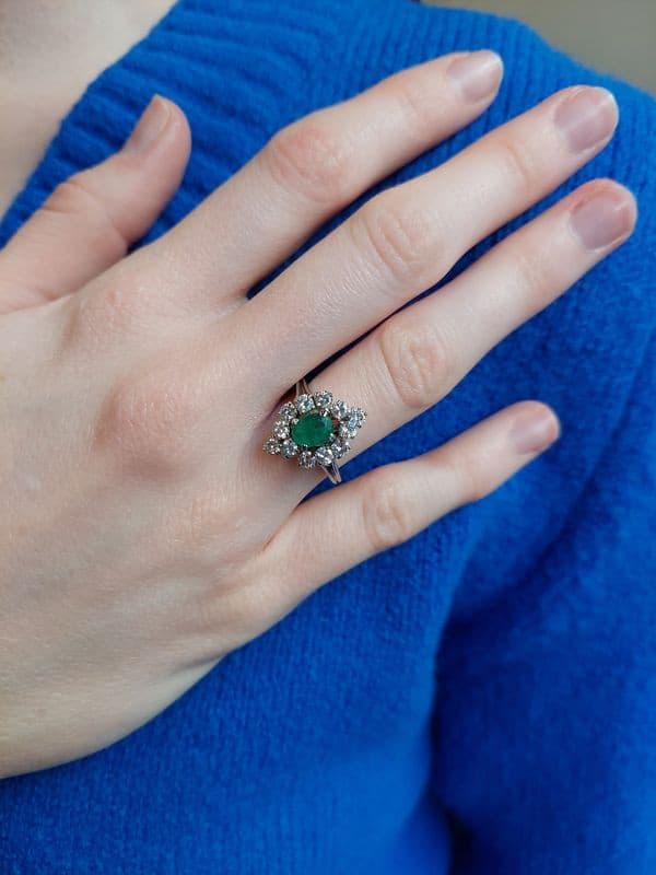 BAGUE ÉMERAUDE ENTOURAGE DIAMANTS — vue 2