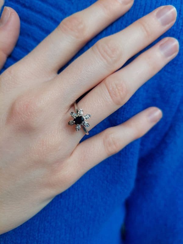 BAGUE FLEUR SAPHIR ET DIAMANTS — vue 2