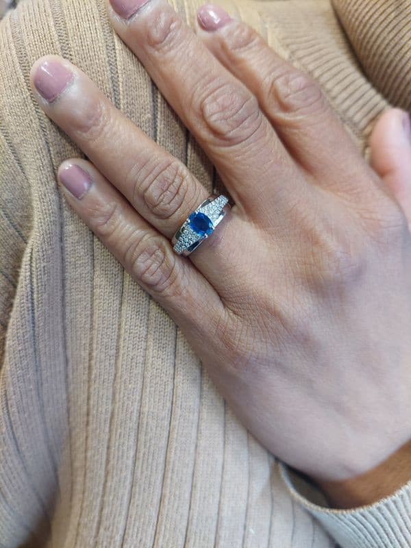BAGUE MODERNE SAPHIR ET DIAMANTS — vue 2
