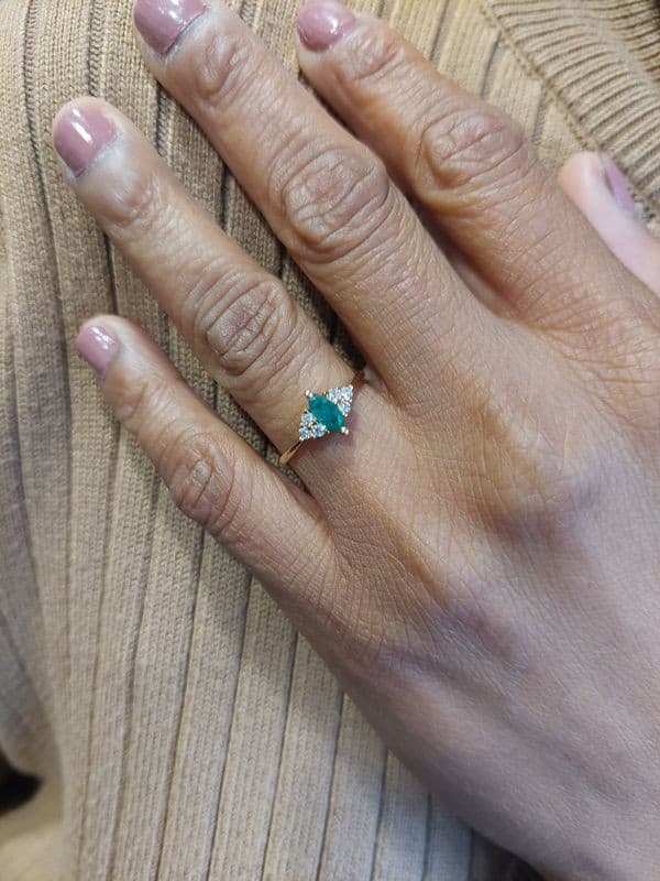 BAGUE MODERNE ÉMERAUDE ET DIAMANTS — vue 2