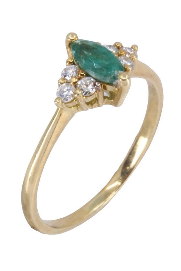 BAGUE MODERNE ÉMERAUDE ET DIAMANTS — vue 3