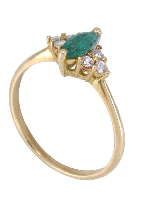 BAGUE MODERNE ÉMERAUDE ET DIAMANTS — vue 4