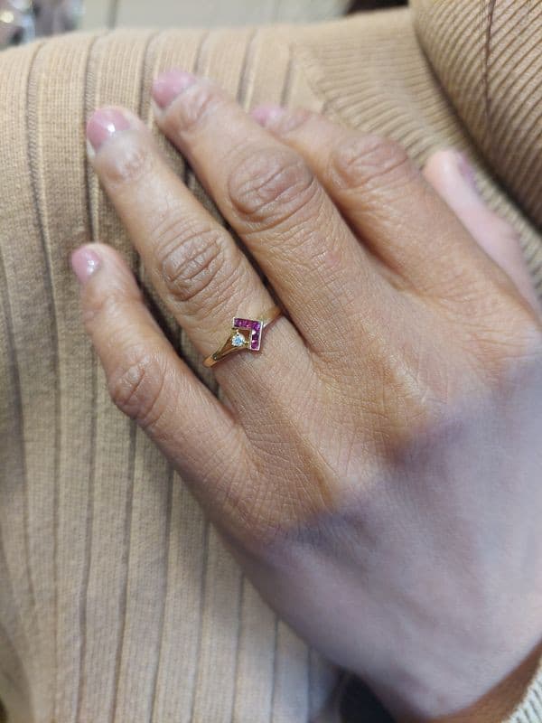 BAGUE MODERNE RUBIS ET DIAMANT — vue 2