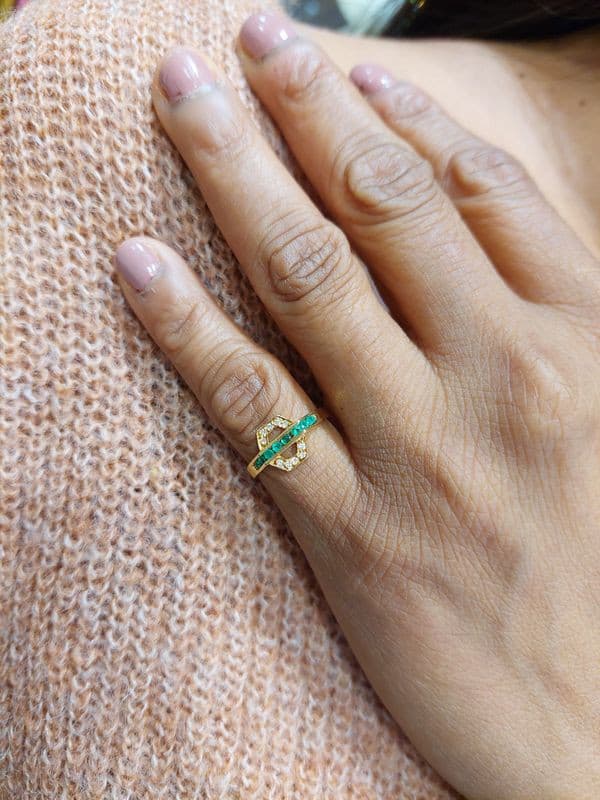 BAGUE MODERNE EMERAUDES ET DIAMANTS — vue 2