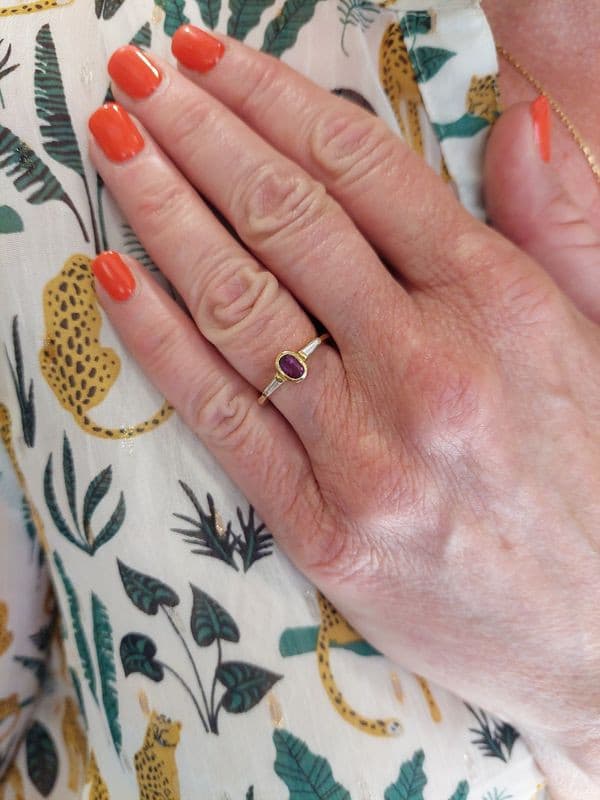 BAGUE MODERNE DIAMANTS ET RUBIS — vue 2