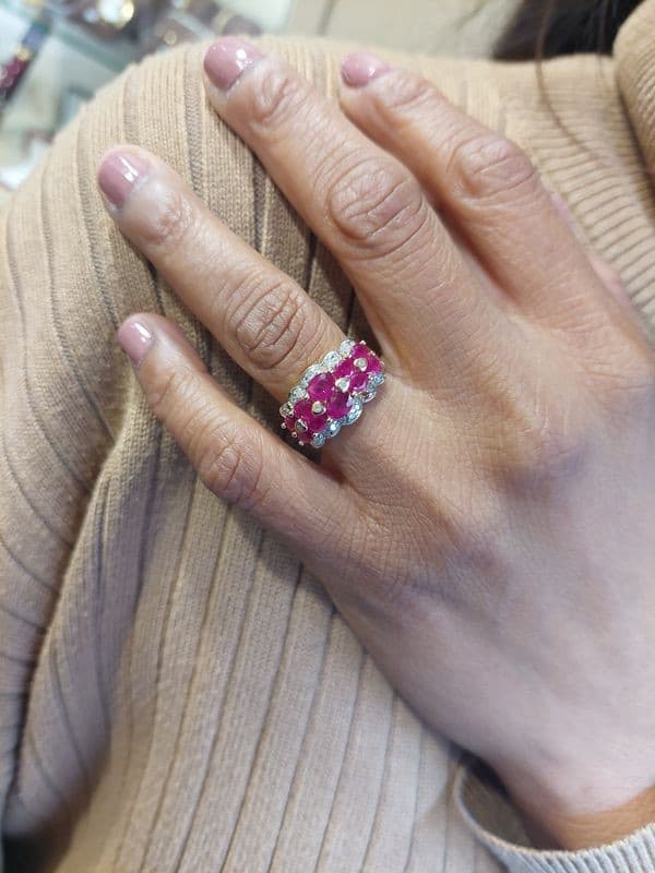 BAGUE MODERNE RUBIS ET DIAMANTS — vue 2