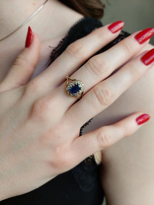 BAGUE MARGUERITE SAPHIR ET DIAMANTS — vue 2