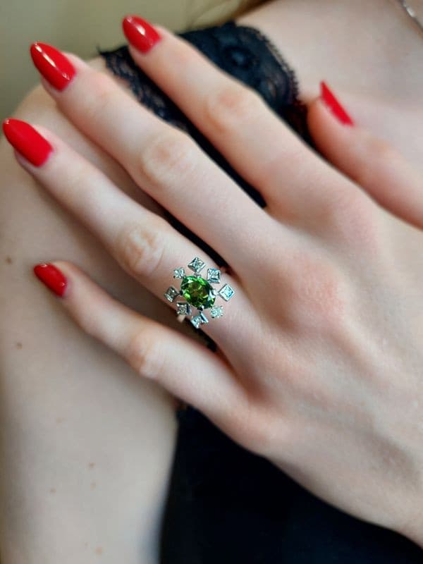 BAGUE ANCIENNE PÉRIDOT ET DIAMANTS — vue 2