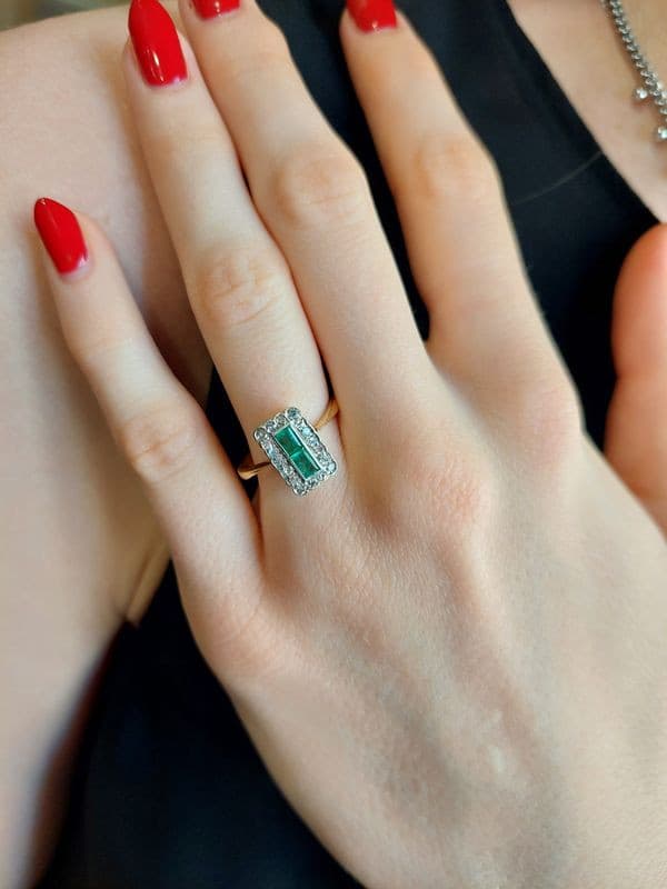 BAGUE ANCIENNE ÉMERAUDES ET DIAMANTS — vue 2