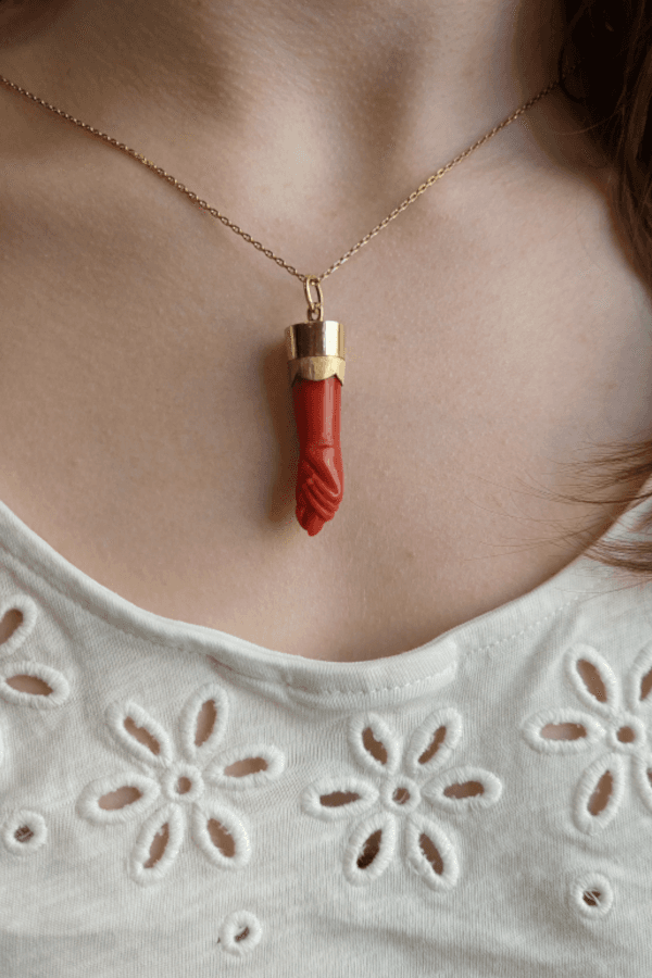 PENDENTIF "MANO FIGA" EN CORAIL — vue 2