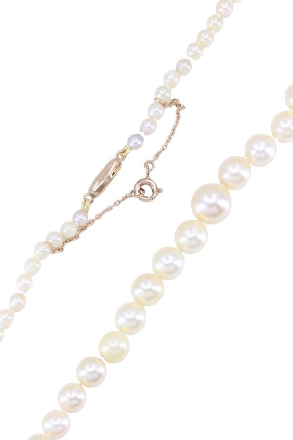 COLLIER DE PERLES EN CHUTE — vue 3