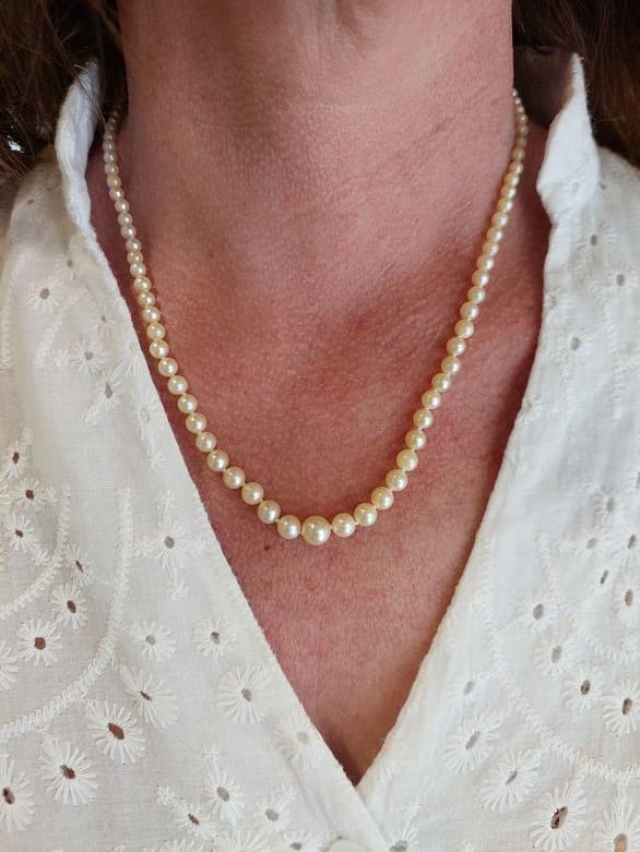 COLLIER DE PERLES EN CHUTE — vue 2