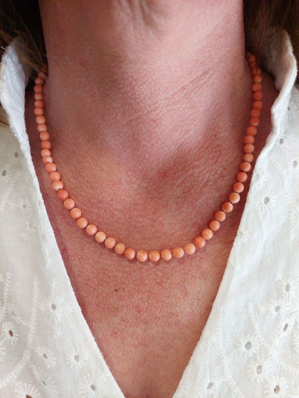 COLLIER ANCIEN CORAIL — vue 2