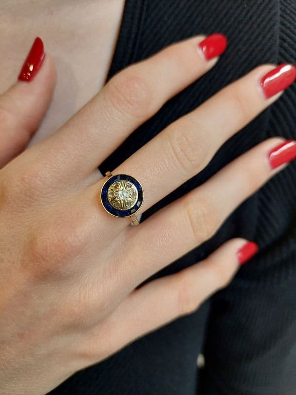 BAGUE ART-DÉCO SAPHIRS BLEUS ET BLANCS — vue 2