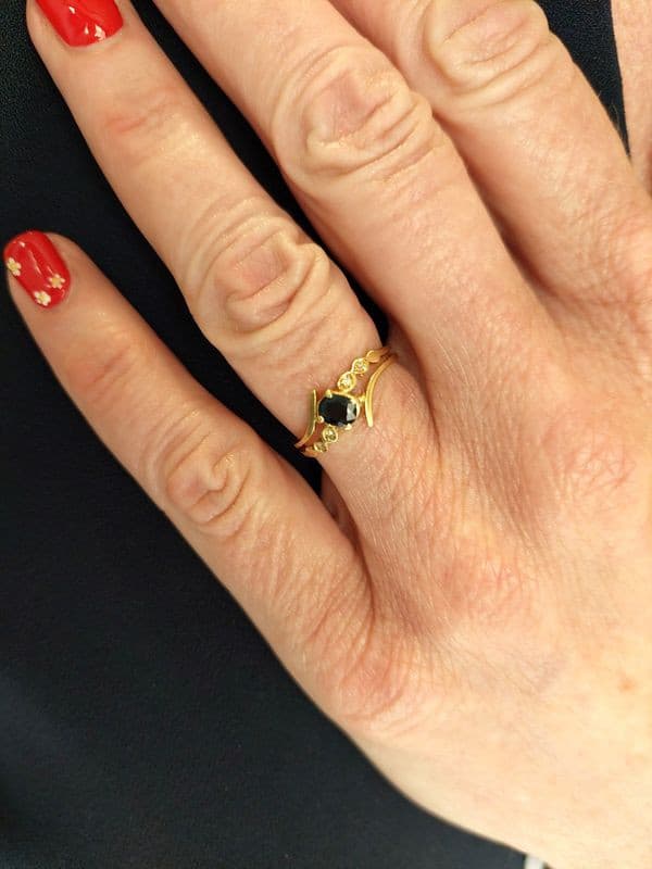 BAGUE MODERNE SAPHIR ET DIAMANTS — vue 2