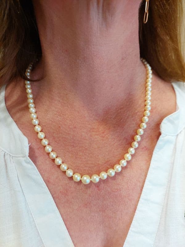 COLLIER DE PERLES EN CHUTE — vue 2