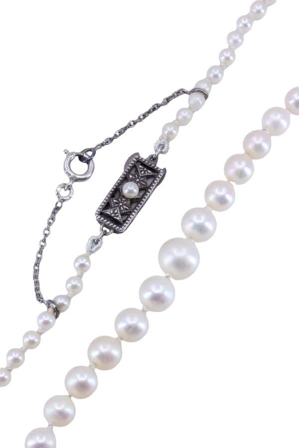 COLLIER DE PERLES EN CHUTE — vue 3