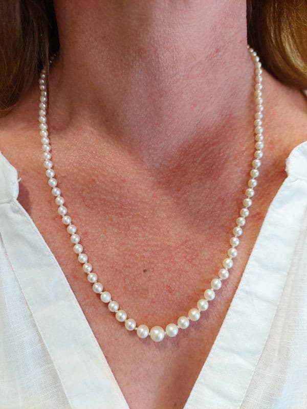 COLLIER DE PERLES EN CHUTE — vue 2
