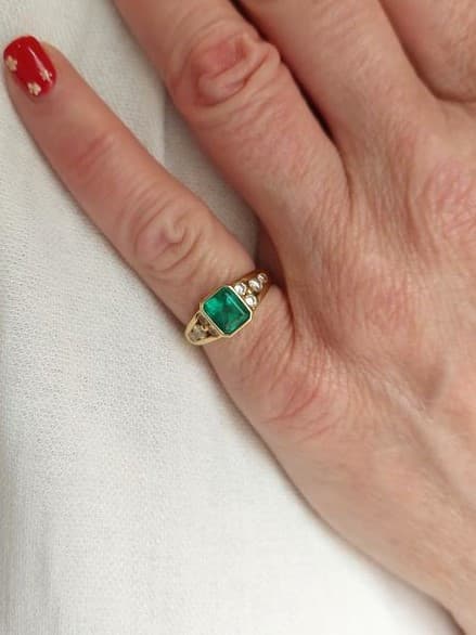 BAGUE MODERNE ÉMERAUDE ET DIAMANTS — vue 2