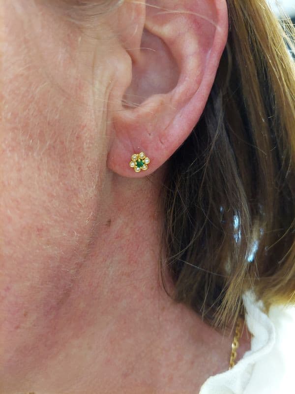 BOUCLES D'OREILLES MARGUERITES ÉMERAUDES ET DIAMANTS — vue 2