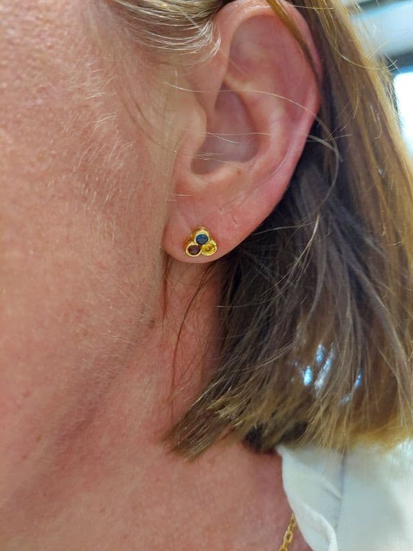 BOUCLES D'OREILLES CITRINES TOPAZES ET GRENATS — vue 2
