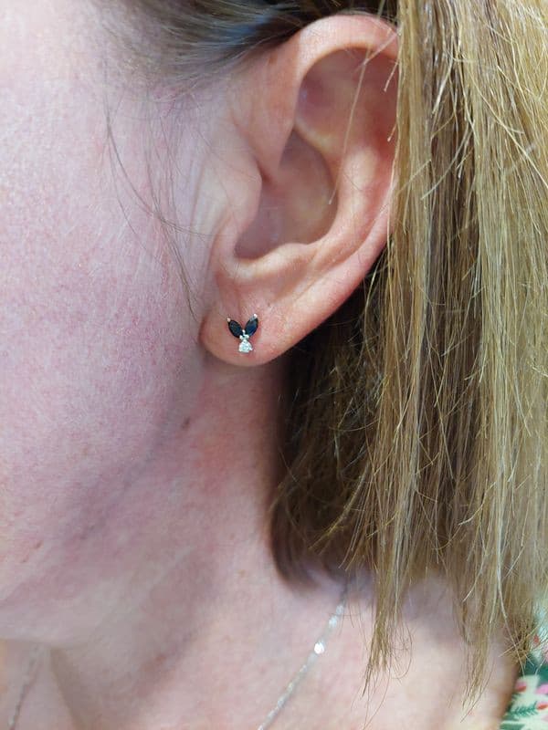 BOUCLES D'OREILLES SAPHIRS ET DIAMANTS — vue 2