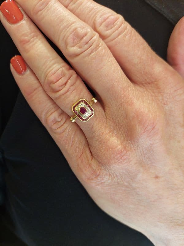 BAGUE MODERNE RUBIS ET DIAMANTS — vue 2