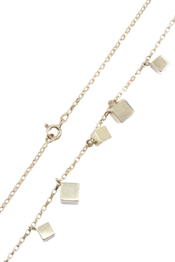 COLLIER CUBES — vue 3