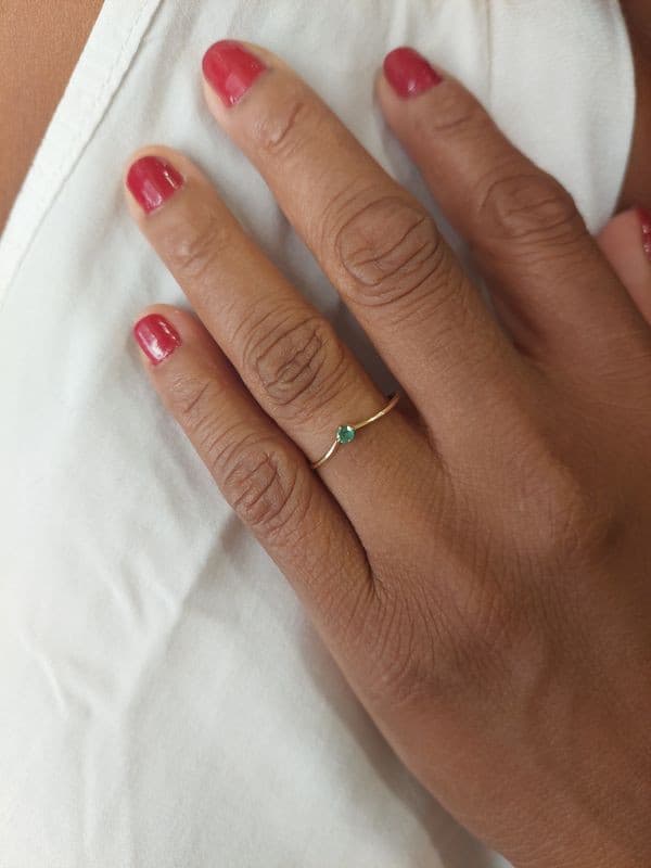 BAGUE MODERNE ÉMERAUDE — vue 2
