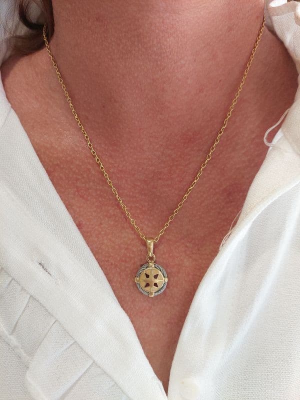 PENDENTIF ROSE DES VENTS OR/ACIER — vue 2