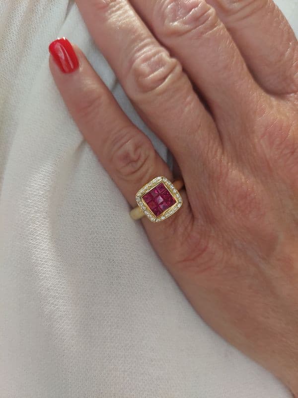 BAGUE MODERNE RUBIS ET DIAMANTS — vue 2