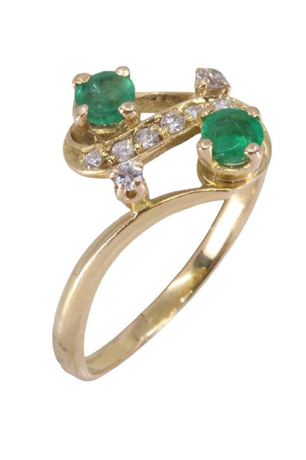 BAGUE MODERNE ÉMERAUDES ET DIAMANTS — vue 3