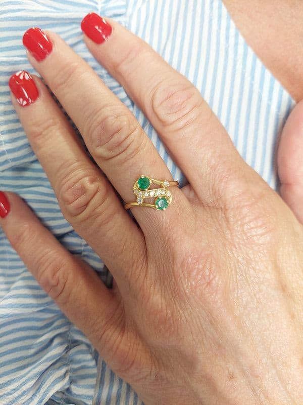 BAGUE MODERNE ÉMERAUDES ET DIAMANTS — vue 2