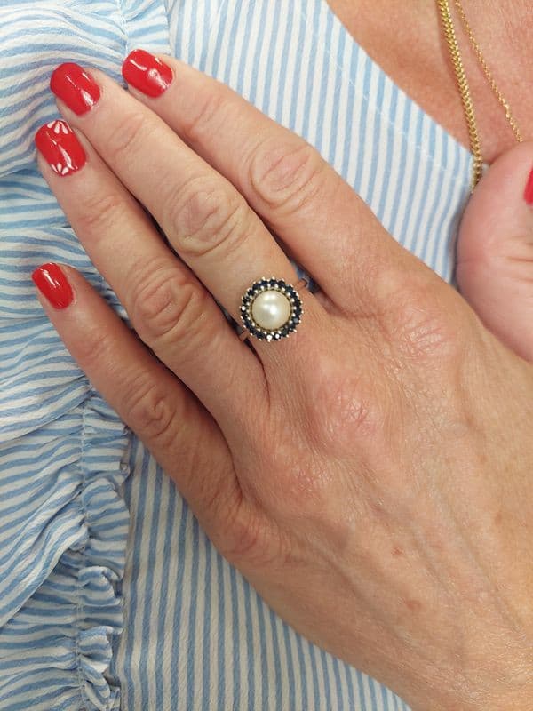 BAGUE MODERNE PERLE ET SAPHIRS — vue 2