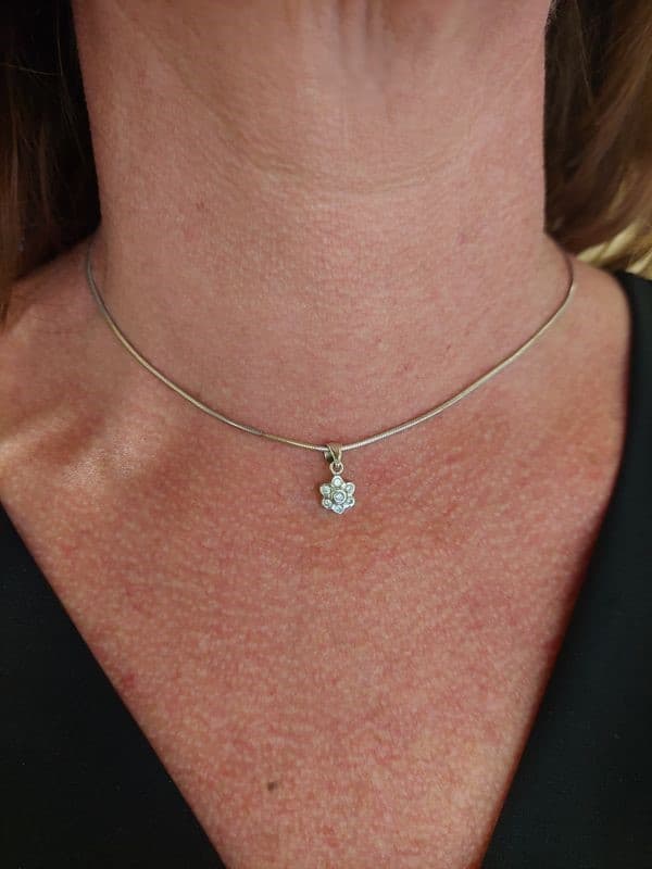 PENDENTIF FLEUR DIAMANTS — vue 2