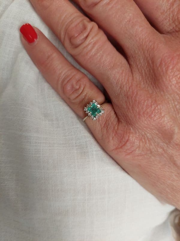 BAGUE MODERNE ÉMERAUDE ET DIAMANTS — vue 2