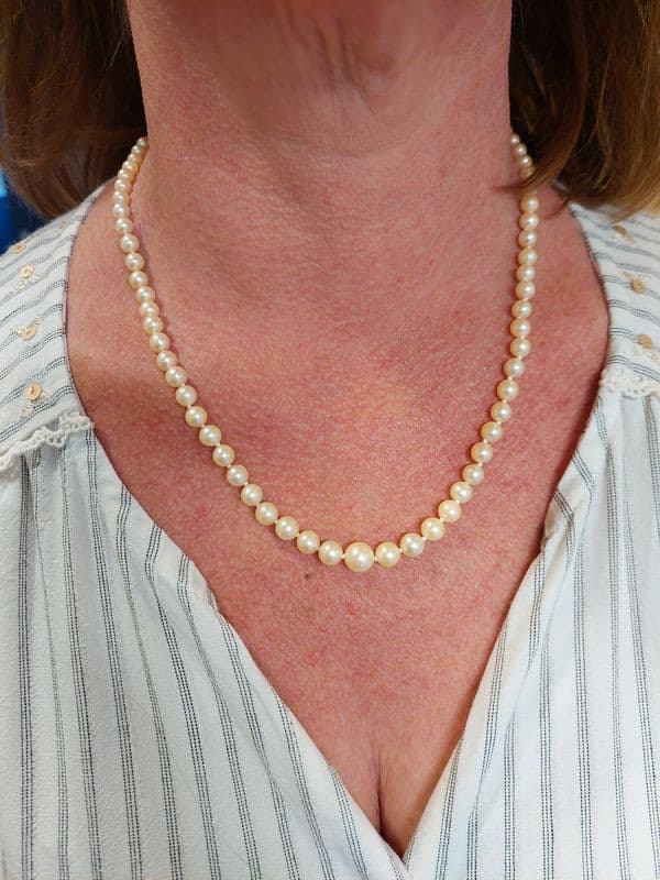 COLLIER DE PERLES EN CHUTE — vue 2